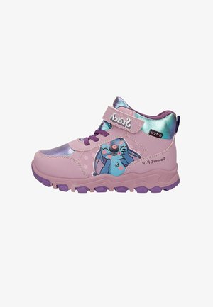Roze high-top sneakers met een glanzende paarse zool, met een blauwe karakterafbeelding, sterrenpatronen en een klittenbandsluiting.
