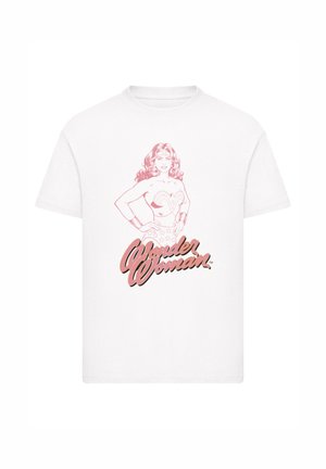 Weißes T-Shirt mit einer pinken Konturzeichnung von Wonder Woman, die mit Händen in der Hüfte dasteht, und darunter in passender Farbe den Text "Wonder Woman".