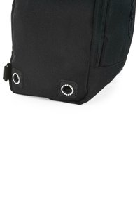 Mochila de tela negra con un acabado texturizado, que presenta dos agujeros con ojetes en la base y un cierre de cremallera a lo largo de un lado.