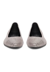 Heledatvalged madalad jalanõud tekstuurse mustriga, kandilised varbakujud ning sile must sisemus. Pehme materjal veidi läikiva viimistlusega.