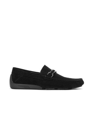 Mocassins en suede noir avec un bout arrondi, des accents en cuir et une semelle en caoutchouc à profil bas. Présentent des détails de couture le long du bord.
