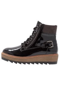 Bottine en cuir verni noir avec un col en daim, fermeture à lacets à l'avant, détail de fermeture éclair, accent de boucle et semelle plateforme texturée.