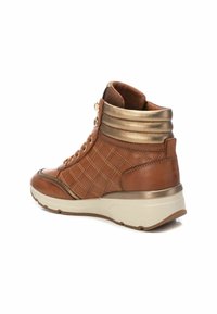 Zapatilla alta de cuero marrón con patrón acolchado, acentos metálicos dorados, puntera redondeada y suela acolchada.