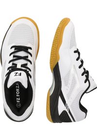 Vita atletiska skor med ovandel i mesh, svarta accentuerande detaljer och sula i gummirubber. Har svarta snören och mönstrade sidopaneler.