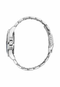 Orologio da polso in metallo argentato con cinturino allungato, caratterizzato da una cassa rotonda e una lunetta testurizzata, con quadrante blu e indicatori delle ore.