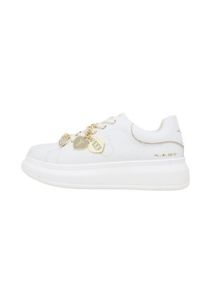 Sneaker platform bianca con ciondoli dorati a forma di cuore e il logo dorato "X-LET" sul lato.
