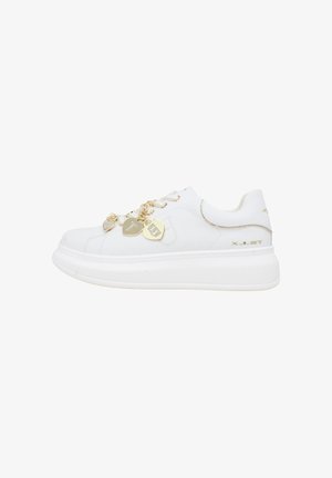 Sneaker platform bianca con ciondoli dorati a forma di cuore e il logo dorato "X-LET" sul lato.