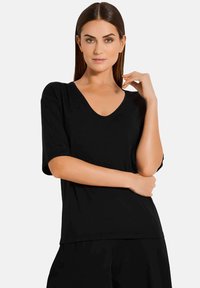 Zwarte T-shirt met korte mouwen en een V-halsontwerp, met een gladde textuur en een losse pasvorm. Eenvoudige stijl, geschikt voor casual kleding.