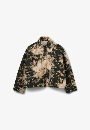 Veste courte en denim noir avec un motif floral rose et vert. Elle présente un col avec revers et deux poches avant à fermeture par bouton.