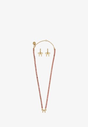 Collier en ton or avec des pierres carrées roses et un accent en forme de nœud. Inclut des boucles d'oreilles assorties au design de nœud et à la finition polie.