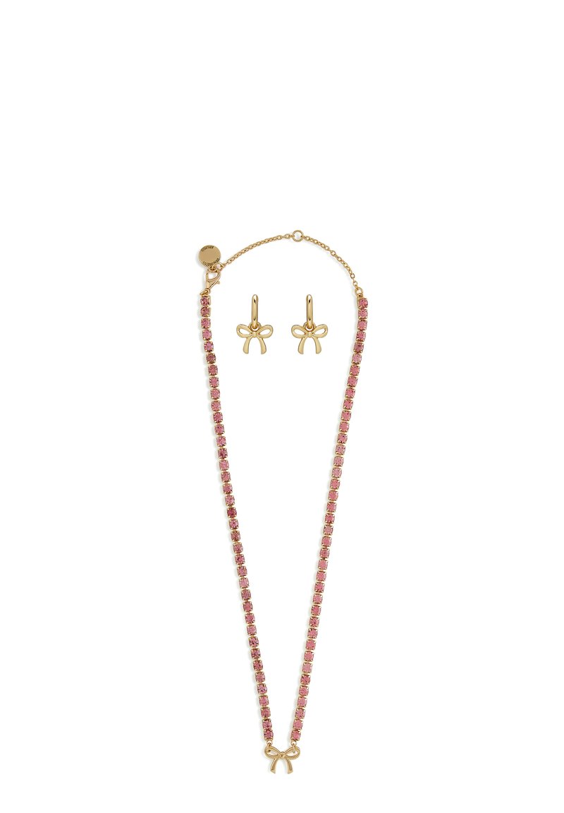 Collier en ton or avec des pierres carrées roses et un accent en forme de nœud. Inclut des boucles d'oreilles assorties au design de nœud et à la finition polie.