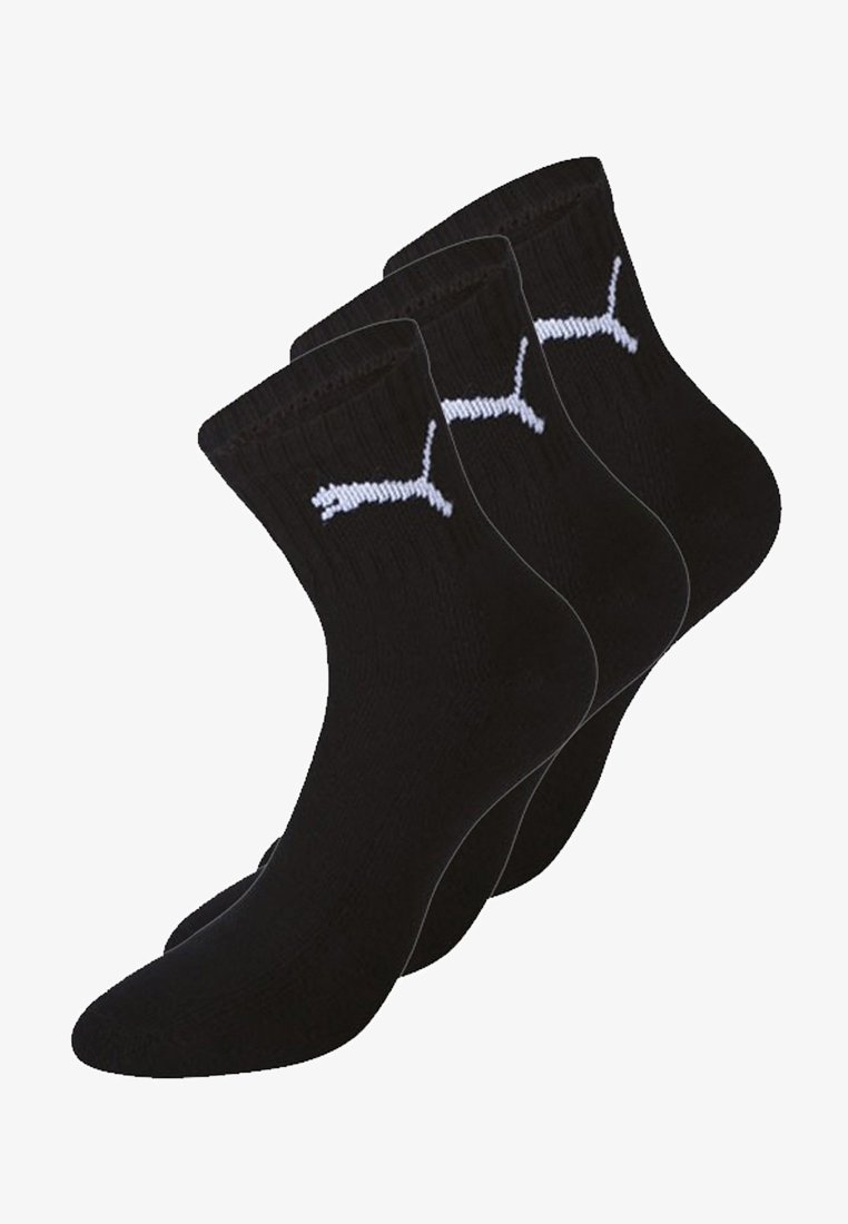 Tres pares de calcetines de algodón negros de caña corta con un logo blanco de Puma cerca de la parte superior, con textura acanalada y un diseño clásico.
