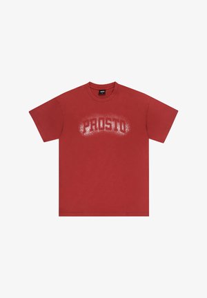 Czerwona bawełniana koszulka z krótkimi rękawami, okrągłym dekoltem i promocyjnym napisem "PROSTO" w białym nadruku graficznym na piersi.