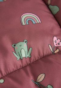 Gestepptes Gewebe in tiefem Pink mit einem Frosch, Regenbogen und floralen Mustern, mit glatter Textur und subtilen Steppdetails.