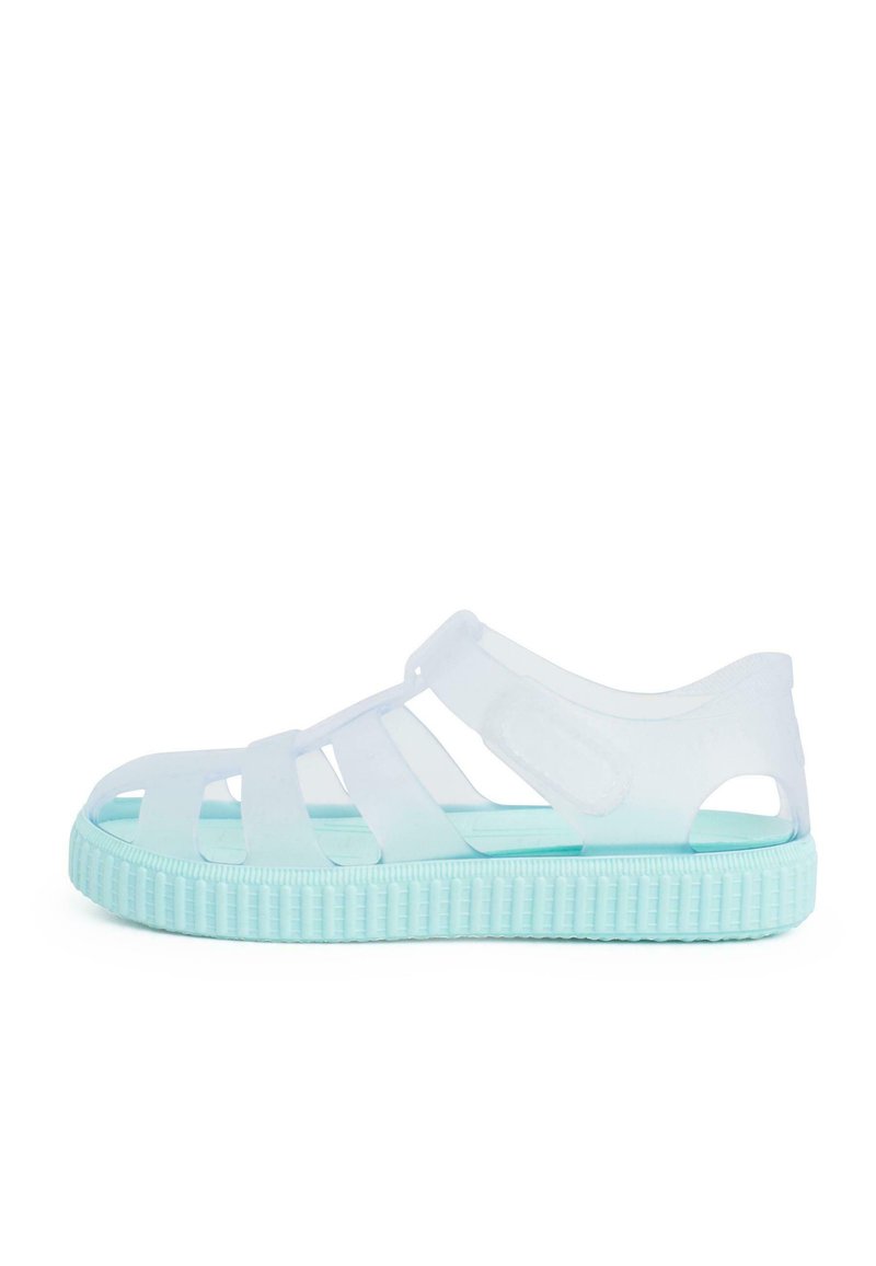 Heldere plastic sandaal met lichtblauwe accenten, met een strap ontwerp en een getextureerde zool. Verstelbare band voor een veilige pasvorm.