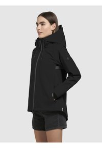 Zwarte waterdichte jas met een grote capuchon, voorrits en zijzakken, met een gladde textuur en minimalistisch design.