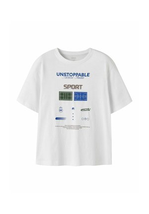 Hvid T-shirt med blå og grønne illustrationer af en sportshal og tekst med ordene "UNSTOPPABLE Active Studio" og "SPORT" på fronten.