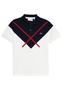 Polo tričko Lacoste s bílým tělem, černým límečkem a námořnickou horní částí s červeným diagonálním pruhem přes V-tvarovaný design. Logo na hrudi.