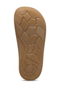 Suola di scarpa marrone con motivi irregolari simili a pietre, nome del brand "Naturino" e numero di taglia "24" impressi vicino al tallone.