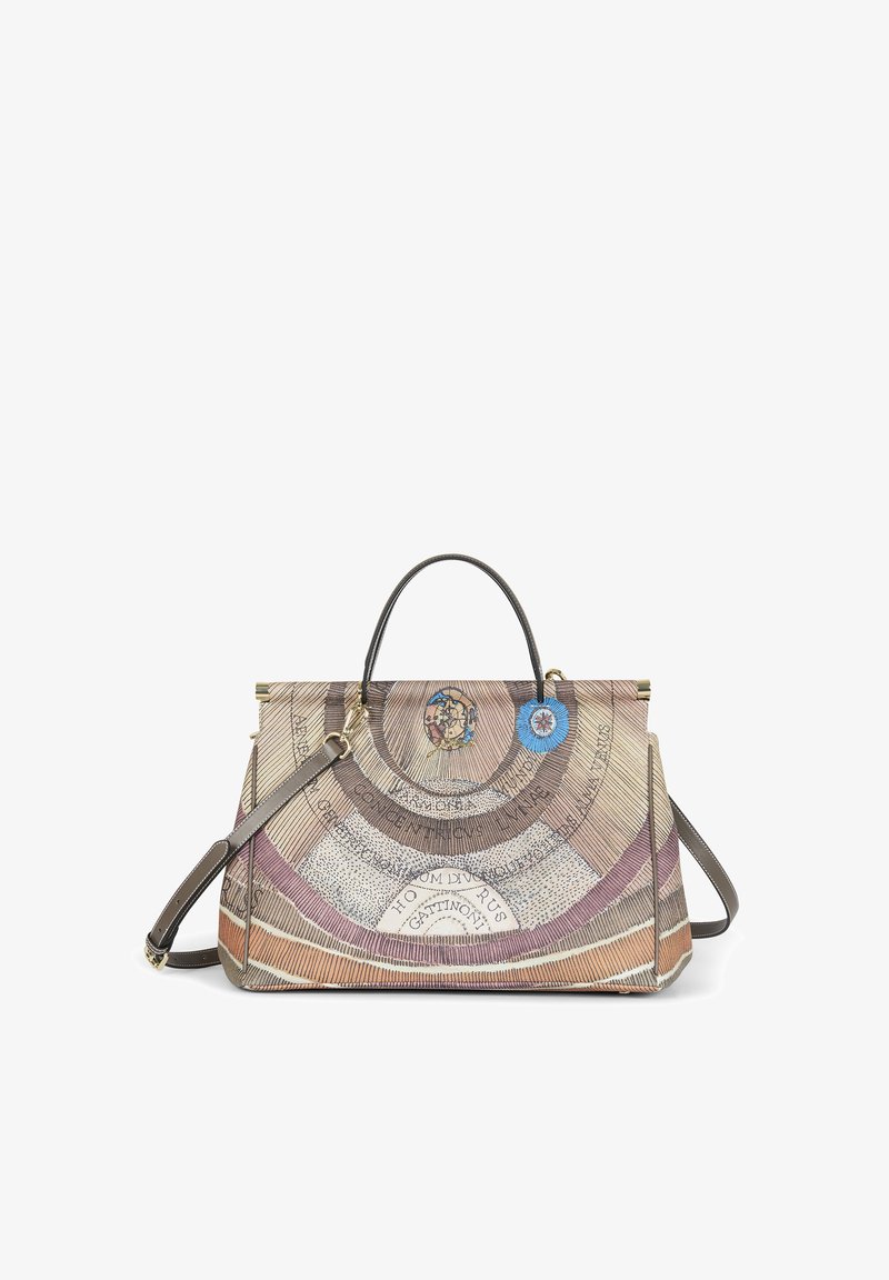 Prostokątna torebka na ramię z uchwytami oraz paskiem na ramię, ozdobiona koncentrycznym, wielokolorowym wzorem vintage mapy oraz małym niebieskim wzorem kompasu.