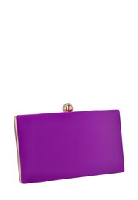 Bolso de mano rectangular morado hecho de material liso con un broche de tono dorado y un detalle superior redondo texturizado.