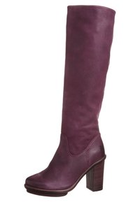 Bota de cuero morada hasta la rodilla con punta redonda y un tacón grueso de aspecto madera. Presenta costuras y una textura suave, diseñada con un acento lateral.