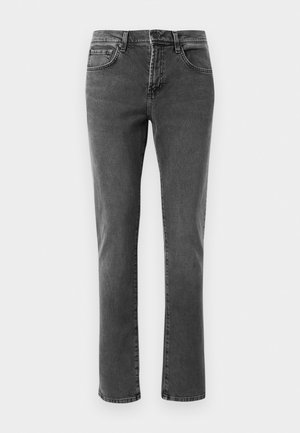 Schwarze gerade geschnittene Denim-Jeans mit Vorder- und Gesäßtaschen, Reißverschluss und Knopfverschluss auf einem schlichten weißen Hintergrund.