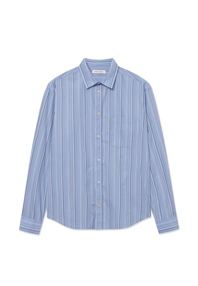 Camisa de botones de manga larga en color azul claro con rayas verticales. Presenta un collar puntiagudo y un bolsillo en el pecho. Está hecha de una tela suave.