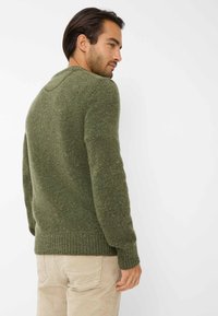 Grüner gestrickter Pullover mit strukturierter Oberfläche, geripptem Saum und Bündchen, rundem Halsauschnitt und dezenten Farbsprenkeln.