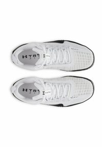 Zapatillas deportivas blancas con parte superior de malla, que presentan un diseño estampado, detalles en negro y una puntera reforzada. Ligeras y con textura.