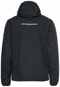 Schwarze, wasserdichte Jacke mit Kapuze. Mit einem reflektierenden Streifen über dem oberen Rücken und einer glatten, strukturierten Oberfläche.