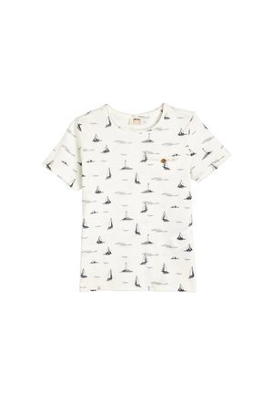 Witte katoenen T-shirt met een marineblauw zeilboot- en vuurtorenprint. Korte mouwen, ronde hals en een kleine knoopaccent op de borstzak.