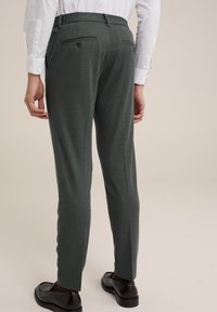 Mörkgröna skräddarsydda byxor med ett texturerat mönster, med bakfickor och bruna knappdetaljer. Slät tyg med en slim fit-design.