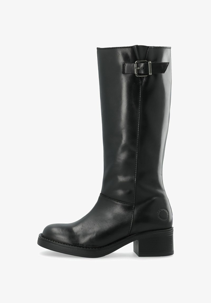 Botte haute en cuir noir avec un talon bas et carré et une sangle décorative avec boucle près du sommet sur fond blanc.