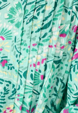 Tissu léger avec une base vert pastel présentant un motif floral en rose, jaune et vert foncé. Le design comprend des plissés et des textures délicates.