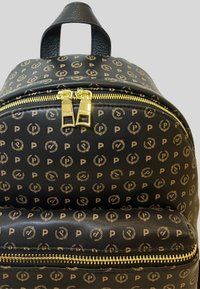 Zaino in finta pelle nera con un motivo a logo dorato ripetuto e chiusura a cerniera dorata. Forma compatta con manico superiore.