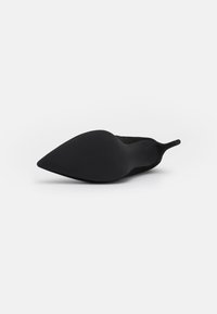 Tacón stiletto de ante negro con punta afilada y suela lisa, que presenta una silueta elegante y un diseño sin costuras.