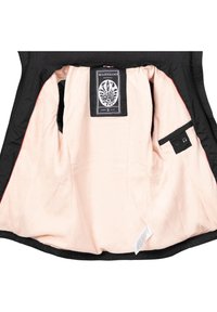 Svart ytterjacka med en mjuk rosa innerfoder, med en lapp märkt "MARIKOO" och en liten svart ficka med knappstängning.