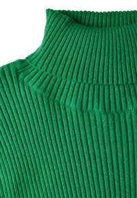 Pull en maille côtelée vert avec un design texturé, comportant un col montant et un motif uniforme sur l'ensemble du tissu.