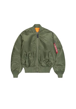 Chaqueta bomber verde oliva con cierre de cremallera en el frente, puños y cintura de canalé, dos bolsillos laterales y un forro naranja; cuenta con un bolsillo con detalles en rojo.