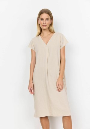 Beiges Leinenkleid mit V-Ausschnitt, kurzen Ärmeln und einem lässigen Schnitt. Mit einem subtilen Faltendetail an der Vorderseite und einem knielangen Saum.