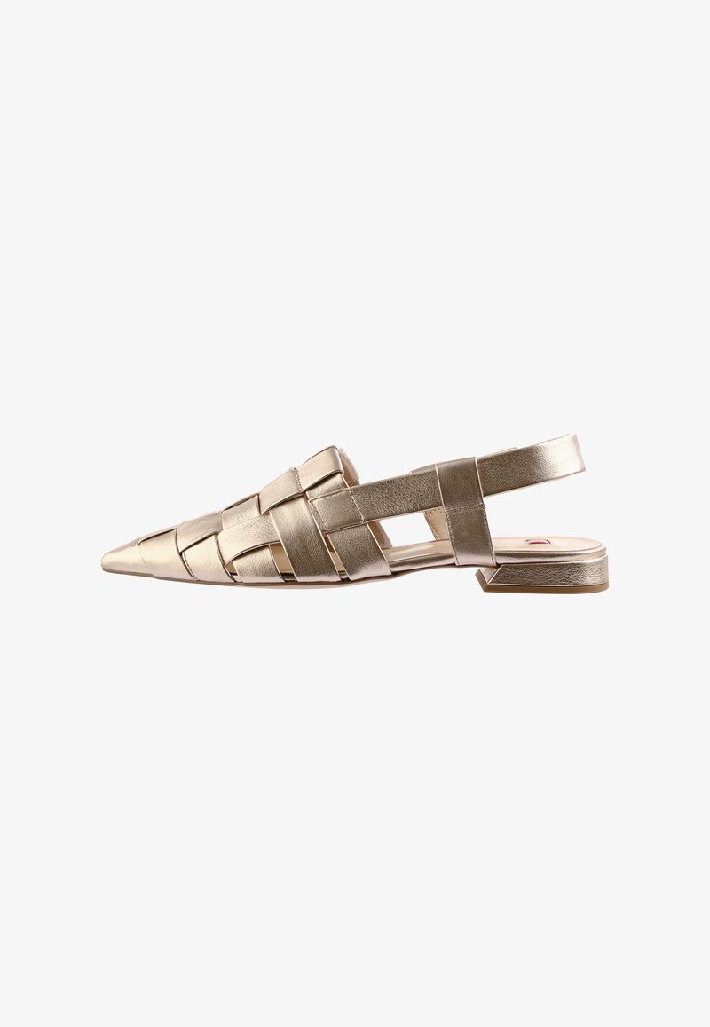 Gouden geweven slingback schoen met een spitse neus, platte hak en een gestructureerde metallic afwerking. Kenmerkt zich door meerdere kruislings geplaatste banden voor het ontwerp.