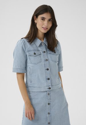  Lichtblauw gestreepte denim jurk met korte mouwen, knoopsluiting, borstzakken en een getailleerd silhouet. Textuurstof met contrasterende knopen.