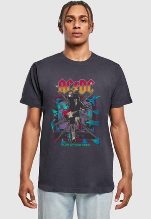 Tricou negru din bumbac, cu un imprimeu grafic al unui chitarist, accente colorate și textul "AC/DC BLOw UP YOUR VIDEO" pe față.
