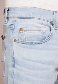 Ljusblå denimjeans med en mjuk textur, med en klassisk passform, femficksdesign och kontrasterande sömnadsdetaljer.