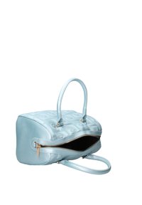 Borsa in pelle azzurro cielo con motivo impresso, doppi manici, chiusura con zip e parte superiore aperta che rivela un interno scuro.