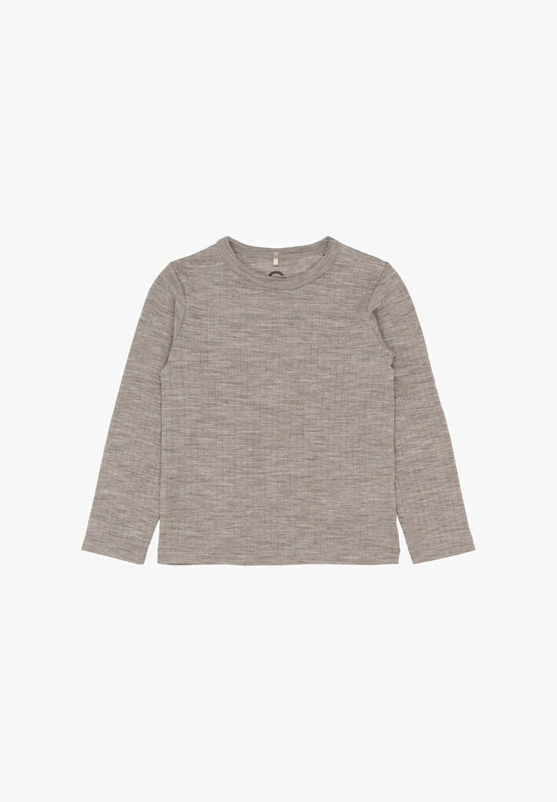 Camisa de manga larga gris claro, hecha de un tejido texturizado, con un escote redondo y un ligero patrón acanalado. Incluye botones en los hombros para facilitar su uso.
