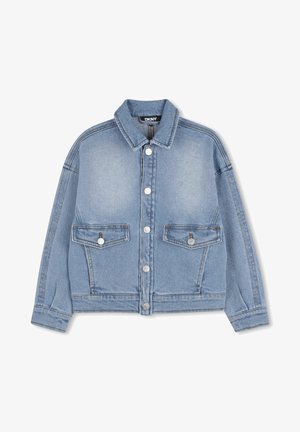 Chaqueta de mezclilla azul clara con cuello, cierre frontal de botones, dos bolsillos en el pecho y costuras en contraste. Diseñada con un ajuste holgado.