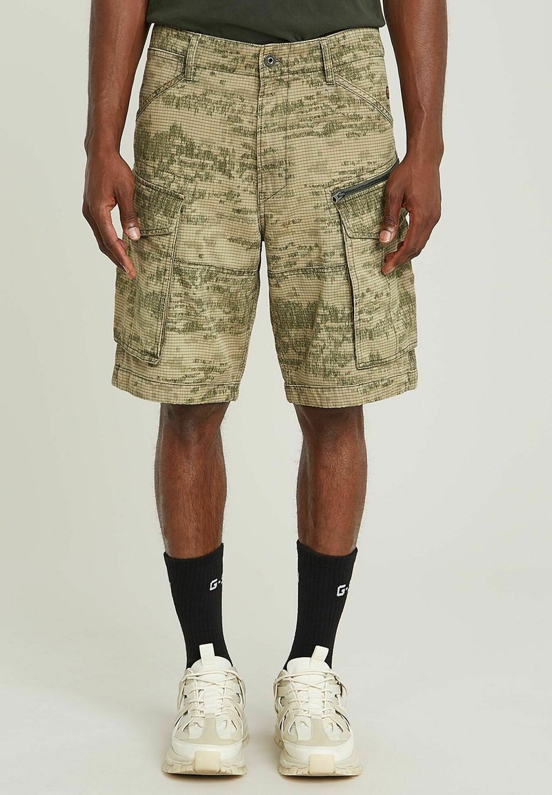 Camo cargo shorts in beige en groen, met meerdere zakken, een textuurstof en een met rits sluitend zijvak voor extra functionaliteit.