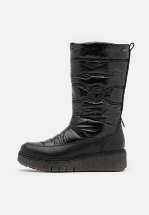 Bottes noires jusqu'aux genoux avec un dessus synthétique matelassé brillant, un détail de logo rond et une semelle en caoutchouc texturée pour une bonne adhérence. Conception imperméable et isolée.